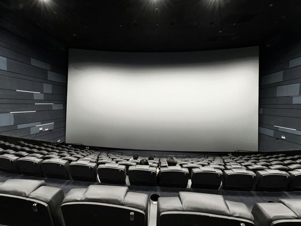 Quels sont les meilleurs moyens de créer une exposition itinérante d'art contemporain?